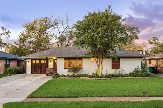 view of front of property featuring a yard