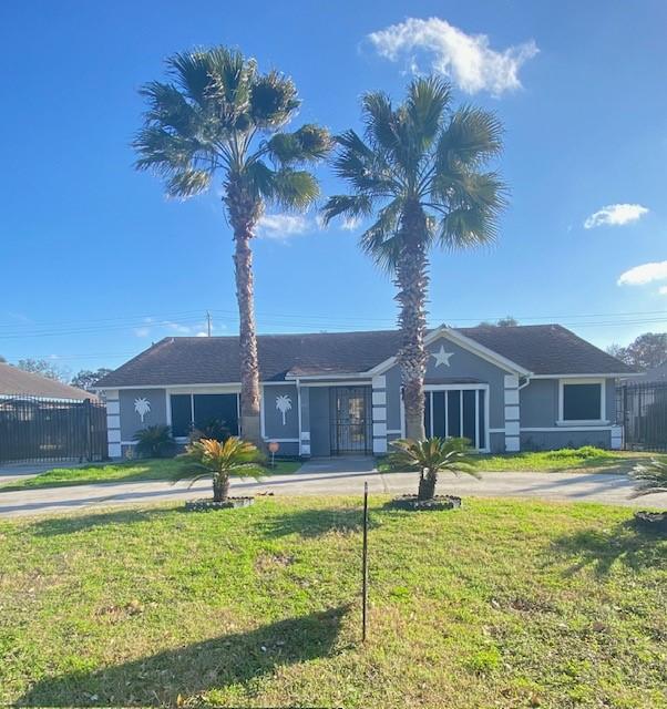 ranch-style home featuring a front lawn