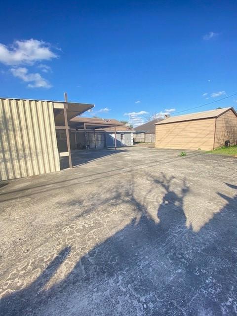 view of yard with an outbuilding