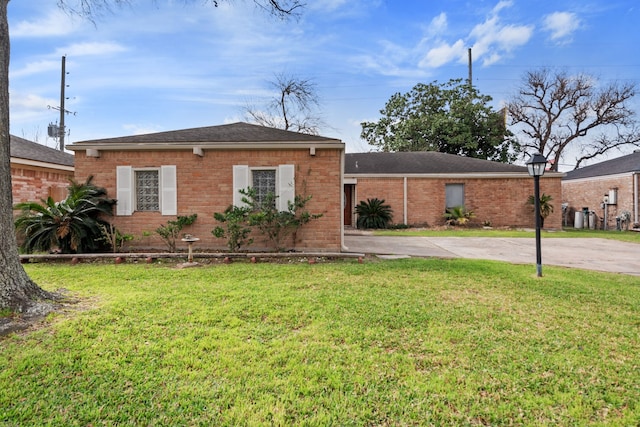 ranch-style house featuring a front yard