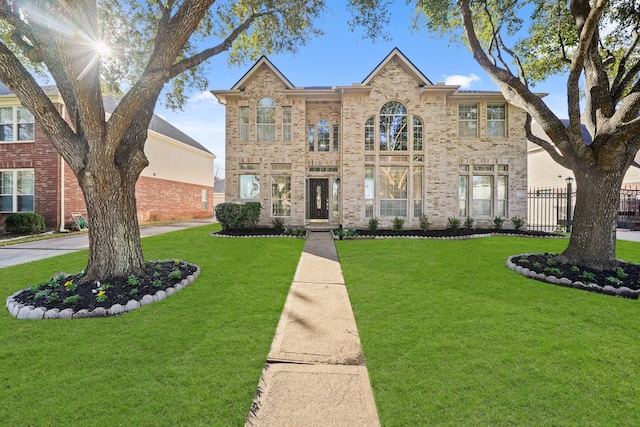 view of front facade featuring a front yard