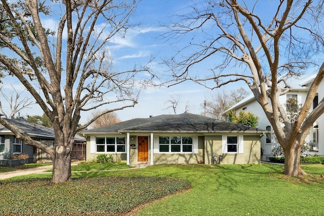 single story home featuring a front lawn