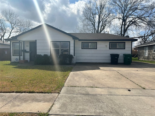 single story home featuring a front lawn