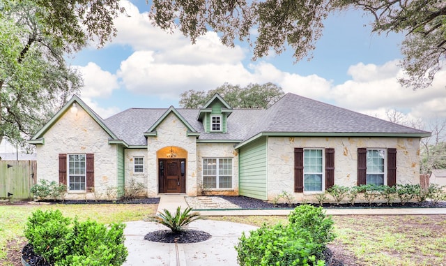 view of front of property featuring a front lawn