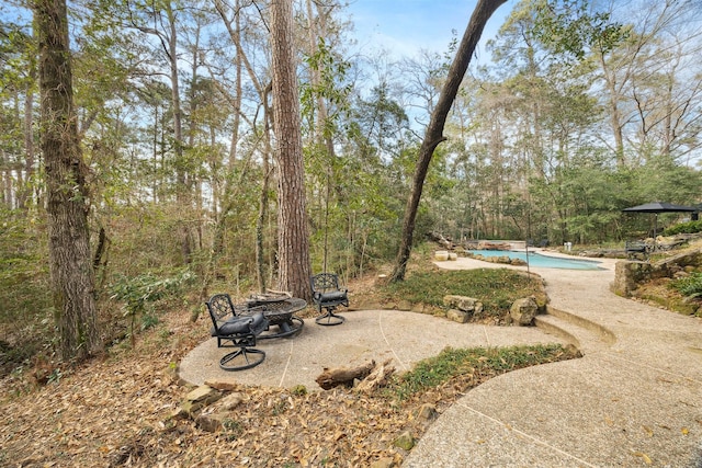 view of yard featuring a patio area