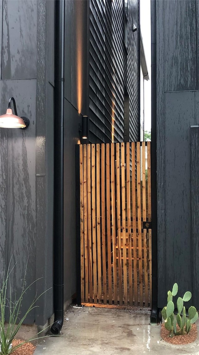 2215 Bevis St, Houston, TX 77008 - view of gate