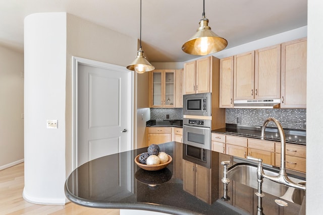 505 Jackson Hill St S Unit 108, Houston, TX 77007 - kitchen with stainless steel appliances, light brown cabinetry, tasteful backsplash, and a sink