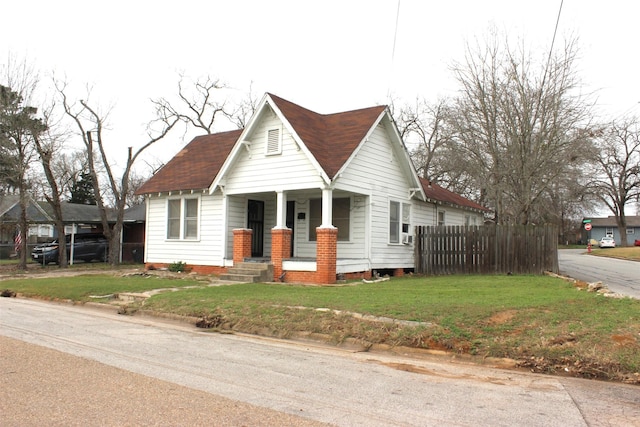 view of front of property featuring a porch and a front yard