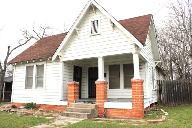 view of front of house featuring a porch and a front yard