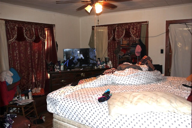 bedroom featuring crown molding and ceiling fan