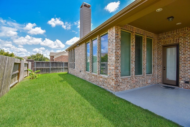 view of yard featuring a patio