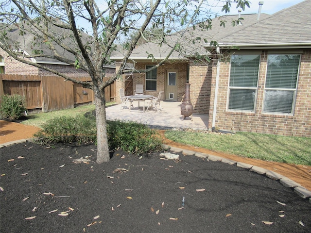 view of yard featuring a patio