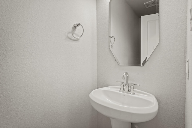 bathroom featuring sink