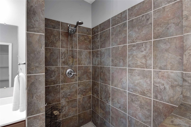 bathroom featuring tiled shower