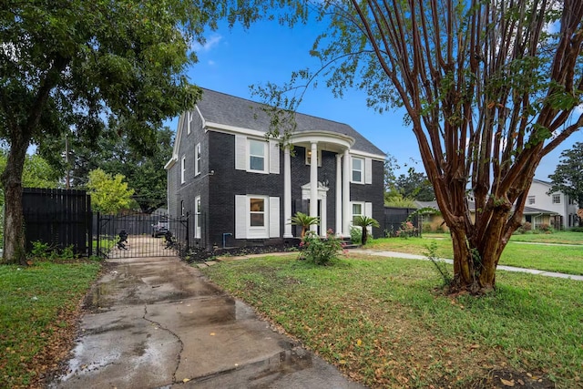 view of front of house featuring a front yard