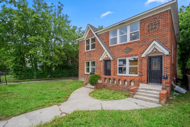 view of front of property featuring a front lawn