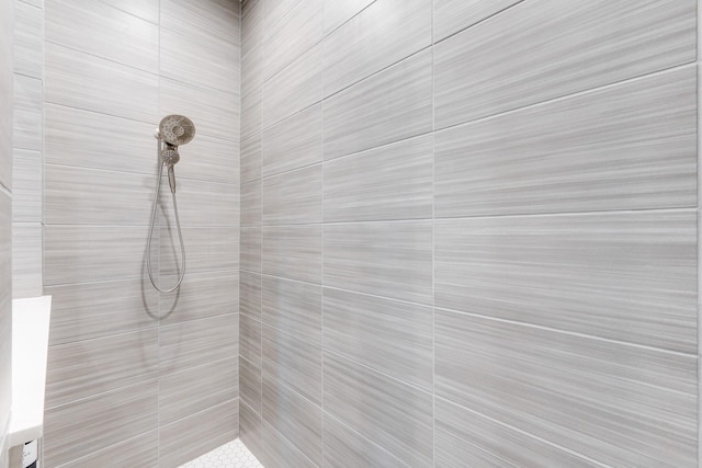 bathroom featuring a tile shower