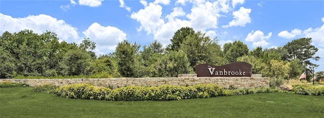 community / neighborhood sign featuring a yard