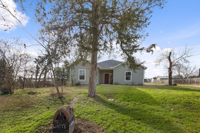 single story home featuring a front lawn