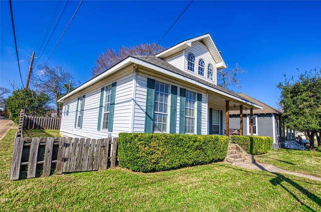 view of side of property featuring a lawn