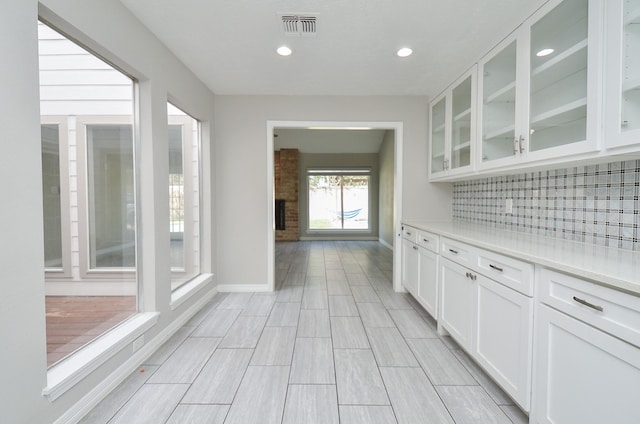 bar featuring tasteful backsplash, visible vents, baseboards, and recessed lighting