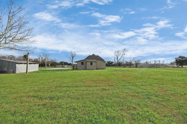 view of yard featuring an outdoor structure and a rural view