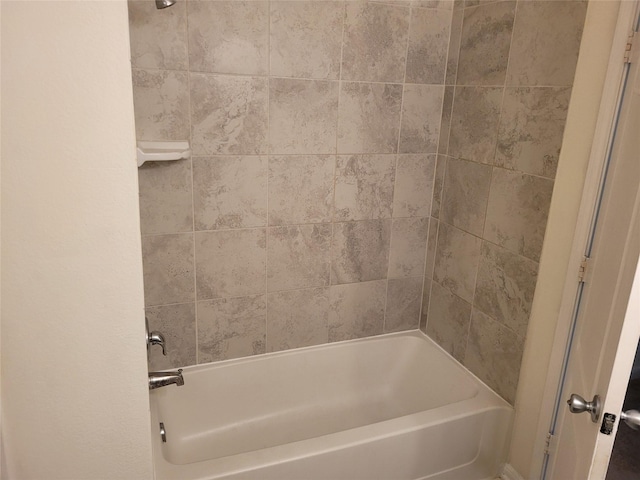 bathroom with bathtub / shower combination