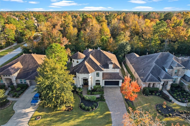 bird's eye view with a wooded view