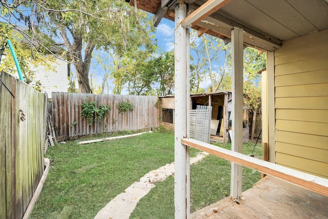 view of yard with an outbuilding