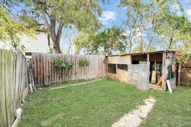 view of yard featuring an outbuilding