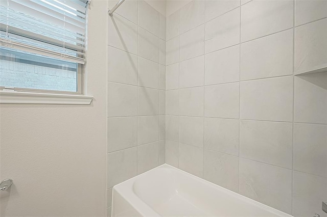 bathroom featuring tiled shower / bath combo