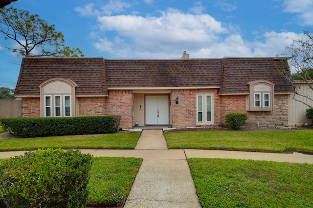 view of front of house featuring a front lawn