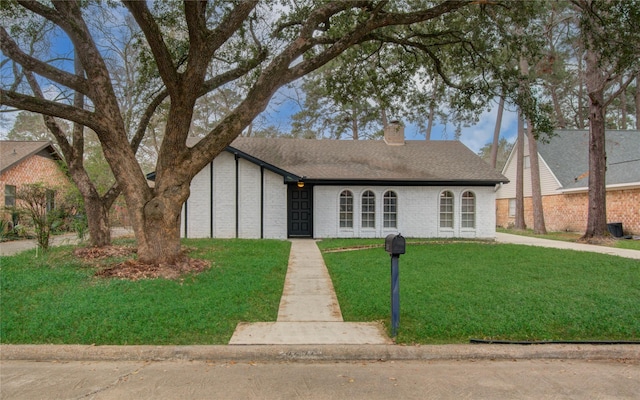 view of front of property featuring a front lawn