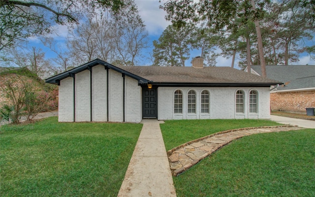 view of front facade with a front yard