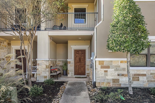 property entrance featuring a balcony