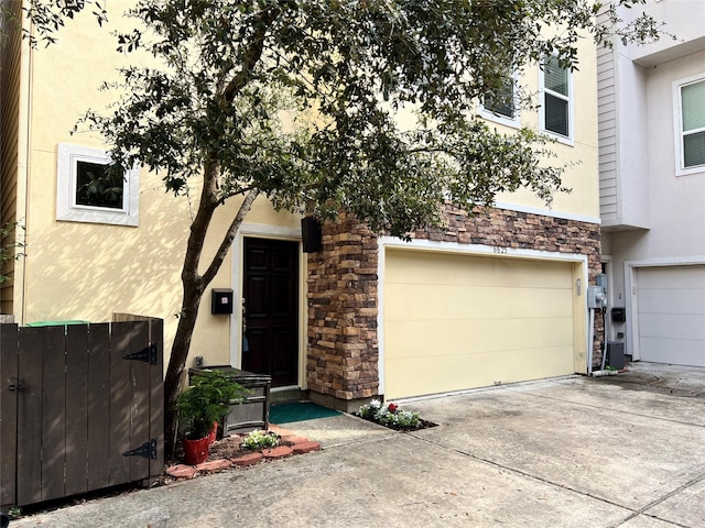 view of front facade featuring a garage