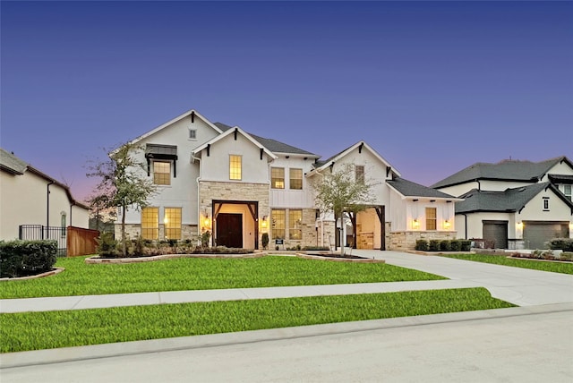 view of front of property featuring a lawn