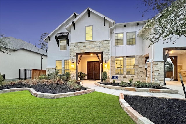 view of front facade featuring a lawn