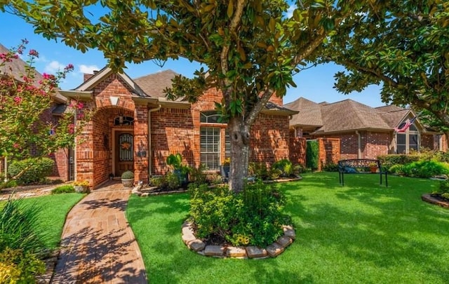 view of front of home featuring a front lawn