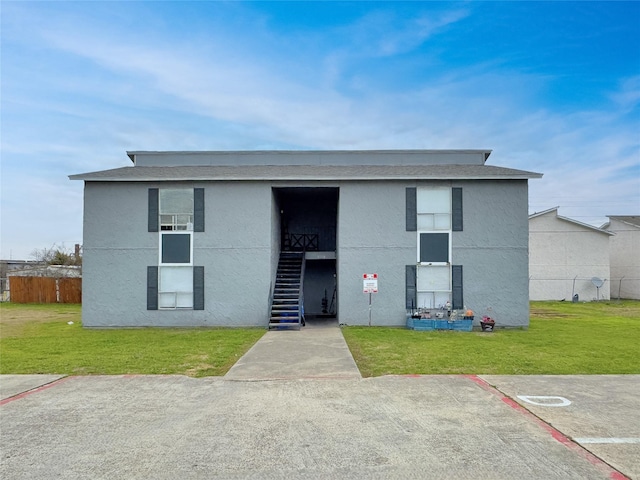 view of front of property featuring a front yard