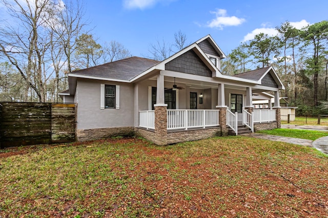 craftsman house featuring a front yard, ceiling fan, and covered porch