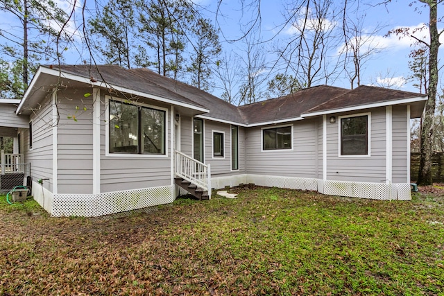 view of front of home featuring a front yard