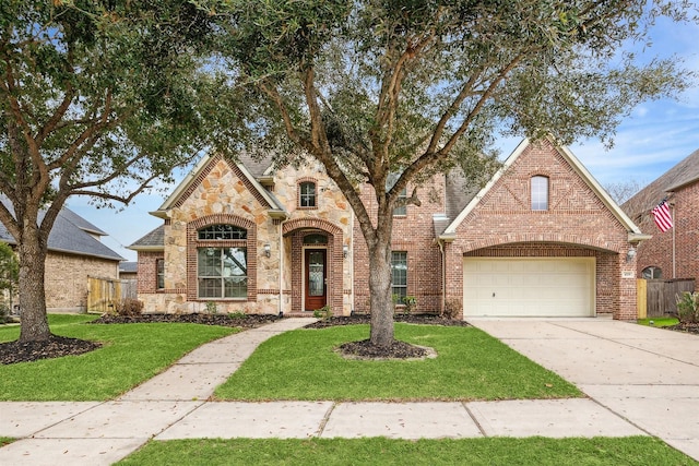 view of front of property featuring a front yard