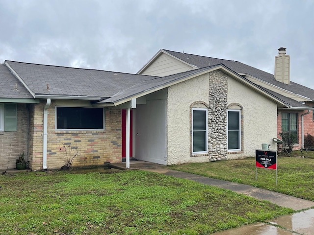 view of front of house with a front lawn