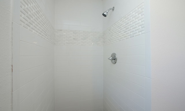 room details featuring a tile shower