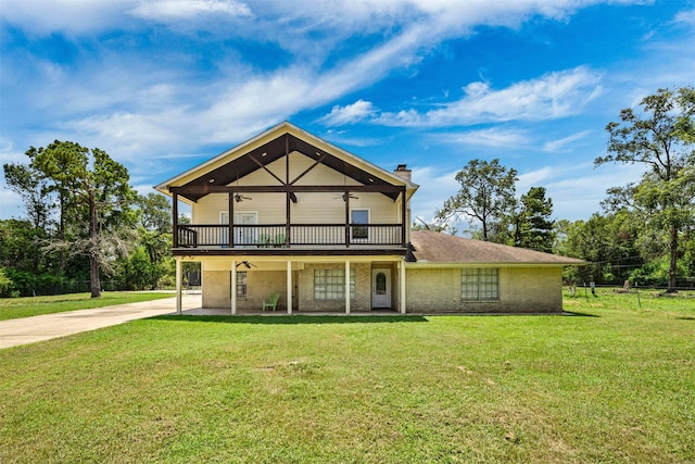 view of front of home with a front lawn