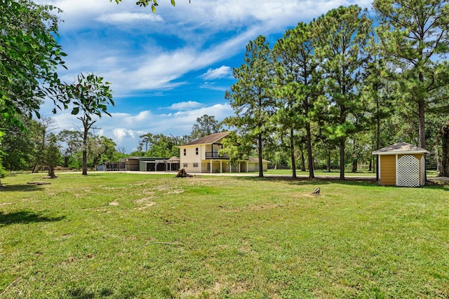 view of yard with a storage shed