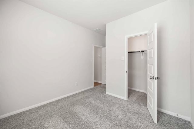 unfurnished bedroom featuring a closet, baseboards, and carpet flooring