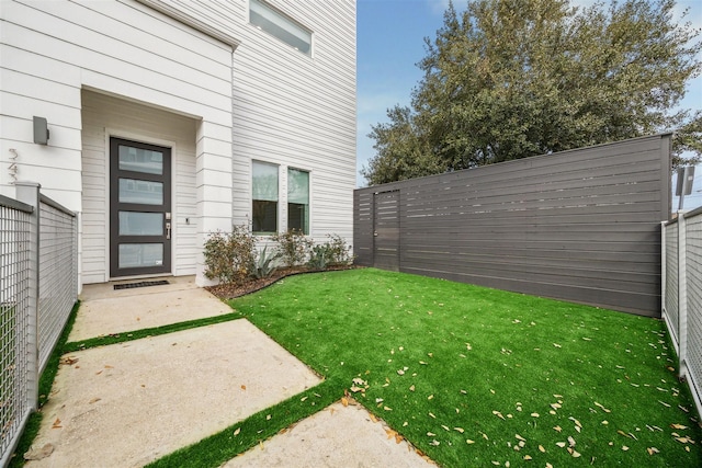 view of yard featuring a patio