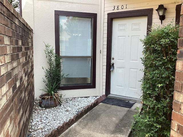 property entrance with stucco siding